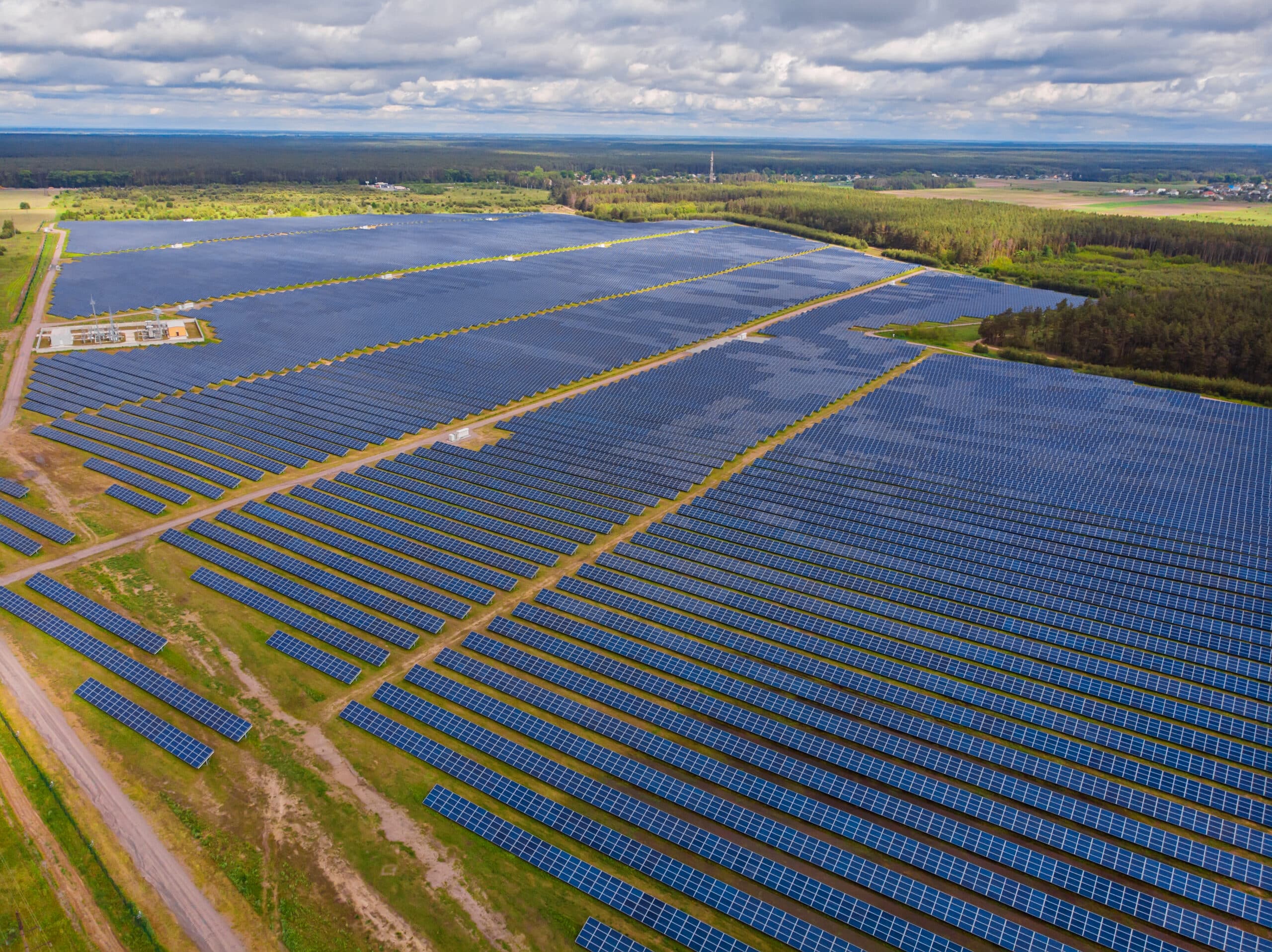 Fotovoltické panely v solárnej elektrárni z vtáčej perspektívy