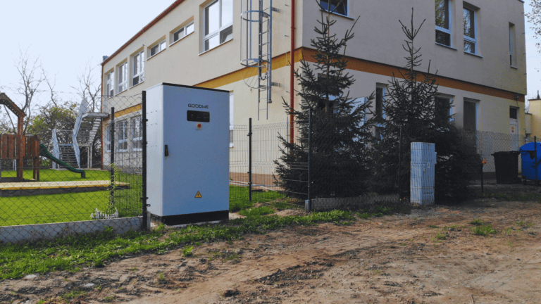 Udržateľnosť, ktorá sa oplatí: Prvé komunitné fotovoltické energetické úložisko svojho druhu na Slovensku